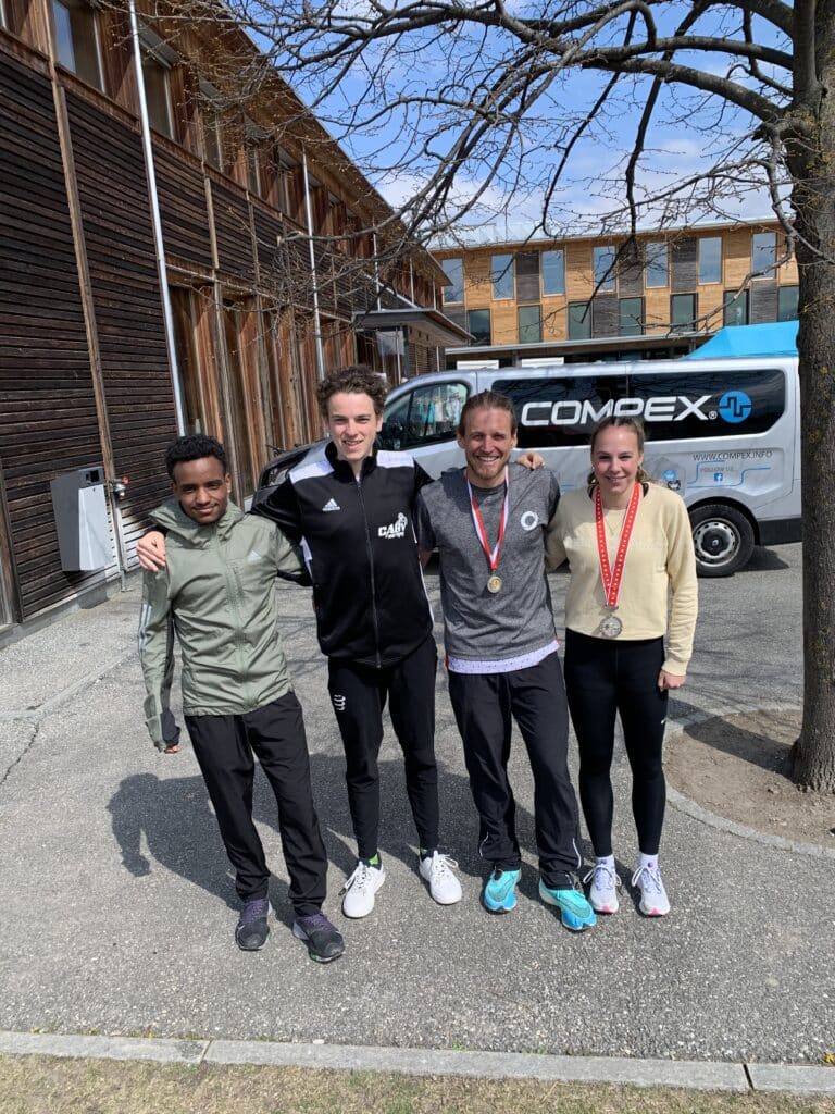 Le coach Allan et ses athlètes aux championnats suisses de 10km à Vetroz.