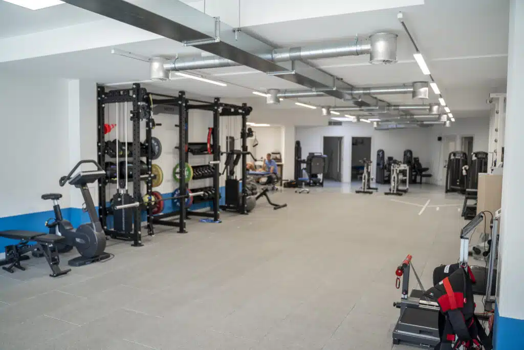 Surface d'entrainement fonctionnel au centre de physiothérapie et re rééducation Movea. Espace de renforceent et traitement.