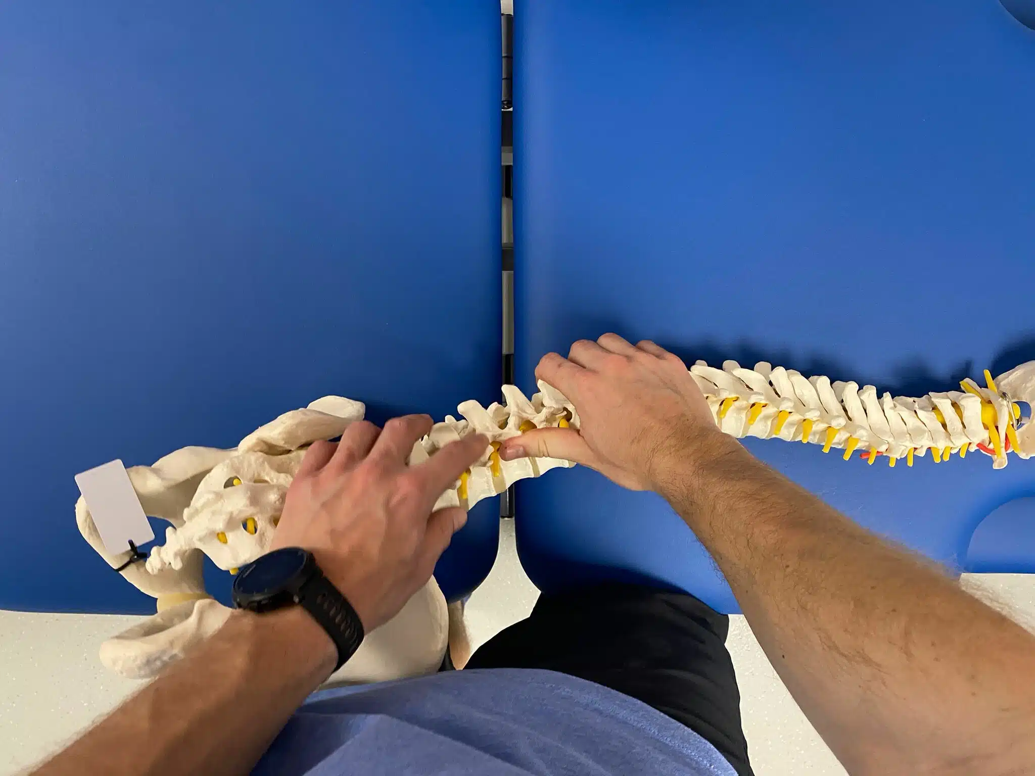 Thérapie ostéopathique en physiothérapie explication d'une ouverture facettaire.