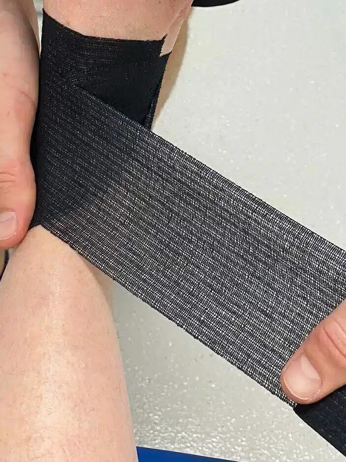 Tape de cheville au centre Movea de Sion.